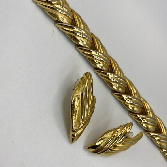 VINTAGE Givenchy RARE Gold Tone Bracelet & Post Earrings set - Picture 4 of 11